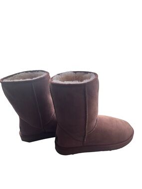 UGG Australia
Women's Classic
Short II Boots -
Chestnut